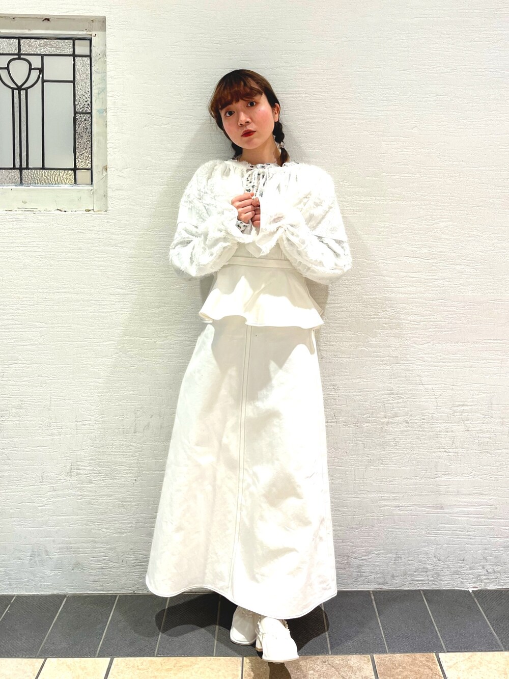 ホワイト系のワンピース、ブルー系のTシャツ/カットソー、ホワイト系のシャツ/ブラウスを着用したレディースの春コーディネートの2枚目の写真