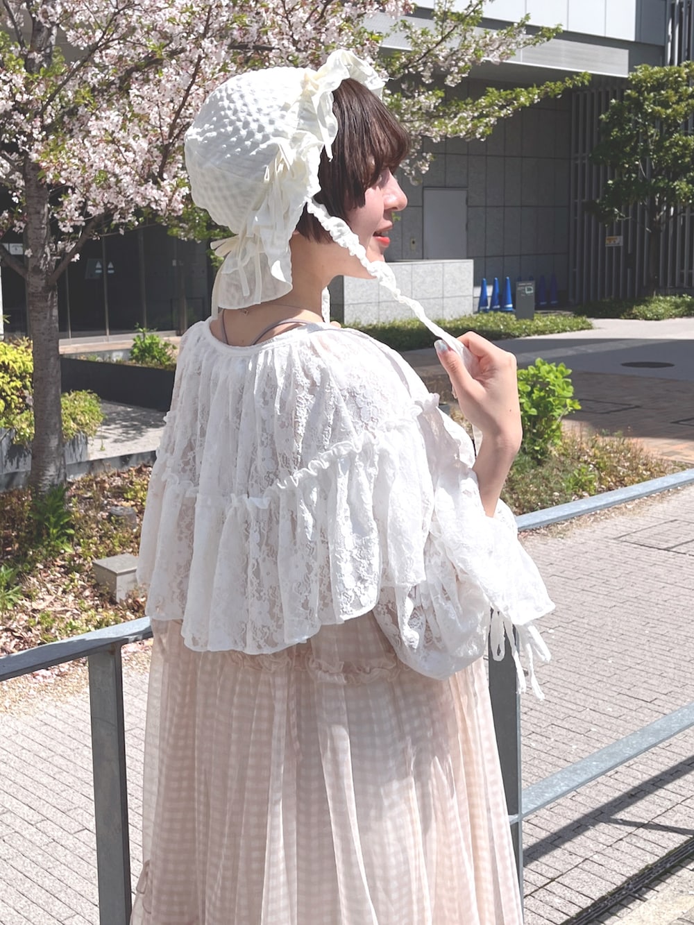 ベージュ系のワンピース、ホワイト系のカーディガン/ボレロ、ホワイト系のTシャツ/カットソーを着用したレディースの春コーディネートの6枚目の写真