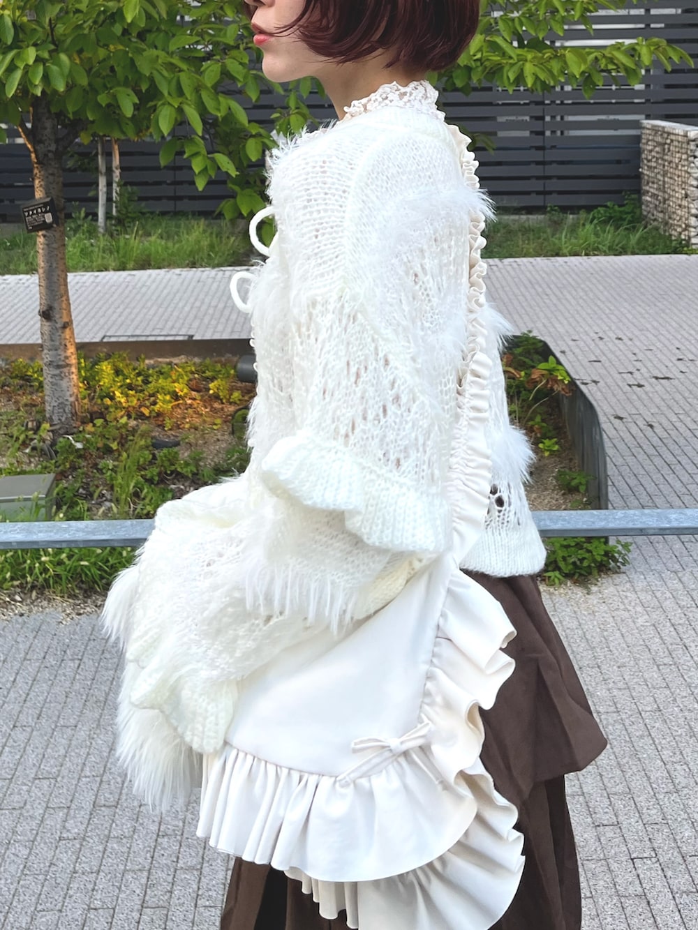 ホワイト系のカーディガン/ボレロ、ホワイト系のTシャツ/カットソー、ホワイト系のショルダーバッグを着用したレディースの秋コーディネートの7枚目の写真