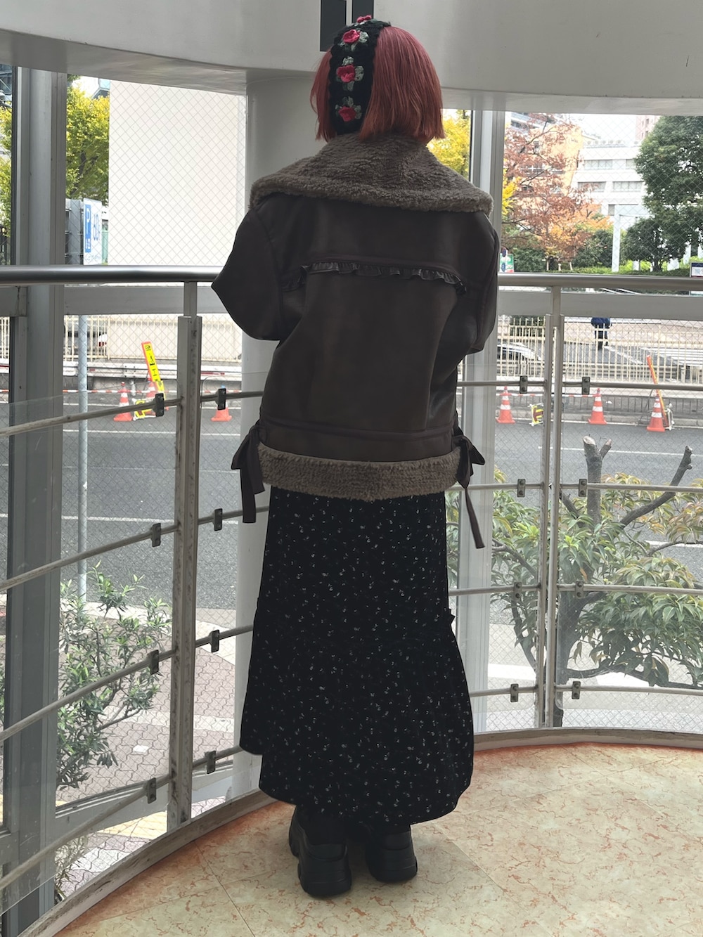 ブラウン系のムートンコート、ホワイト系のニット/セーター、その他のワンピースを着用したレディースの秋コーディネートの4枚目の写真