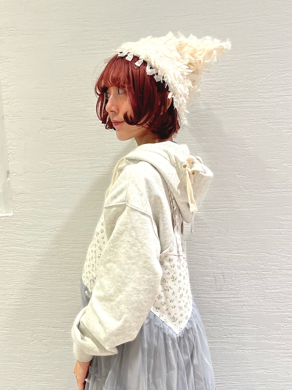 グレー系のパーカー、ブルー系のワンピース、ブラック系のローファーを着用したレディースの秋コーディネートの6枚目の写真