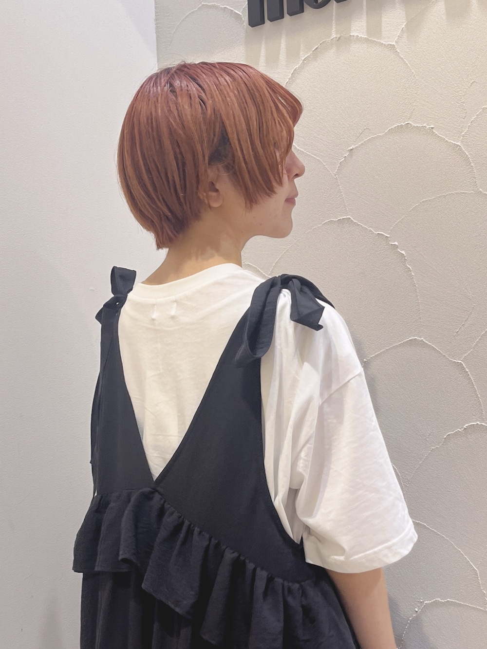 ブラック系のワンピース、ホワイト系のTシャツ/カットソー、ブラック系のサンダルを着用したレディースの春コーディネートの5枚目の写真