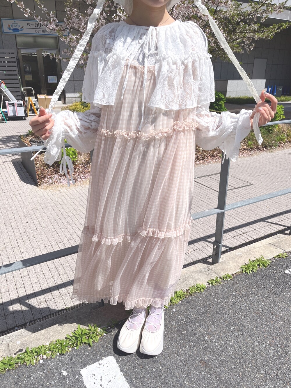 ベージュ系のワンピース、ホワイト系のカーディガン/ボレロ、ホワイト系のTシャツ/カットソーを着用したレディースの春コーディネートの8枚目の写真