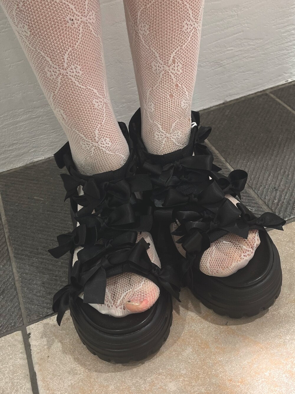 グレー系のシャツ/ブラウス、ブラック系のキャミソール、ブラック系のスカートを着用したレディースの春コーディネートの7枚目の写真