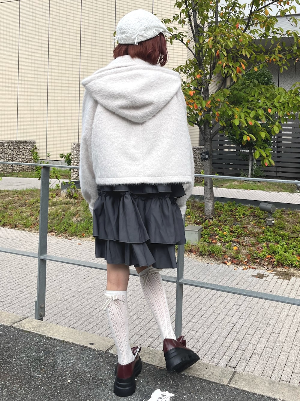 グレー系のワンピース、ホワイト系のダッフルコート、ホワイト系のシャツ/ブラウスを着用したレディースの秋コーディネートの4枚目の写真