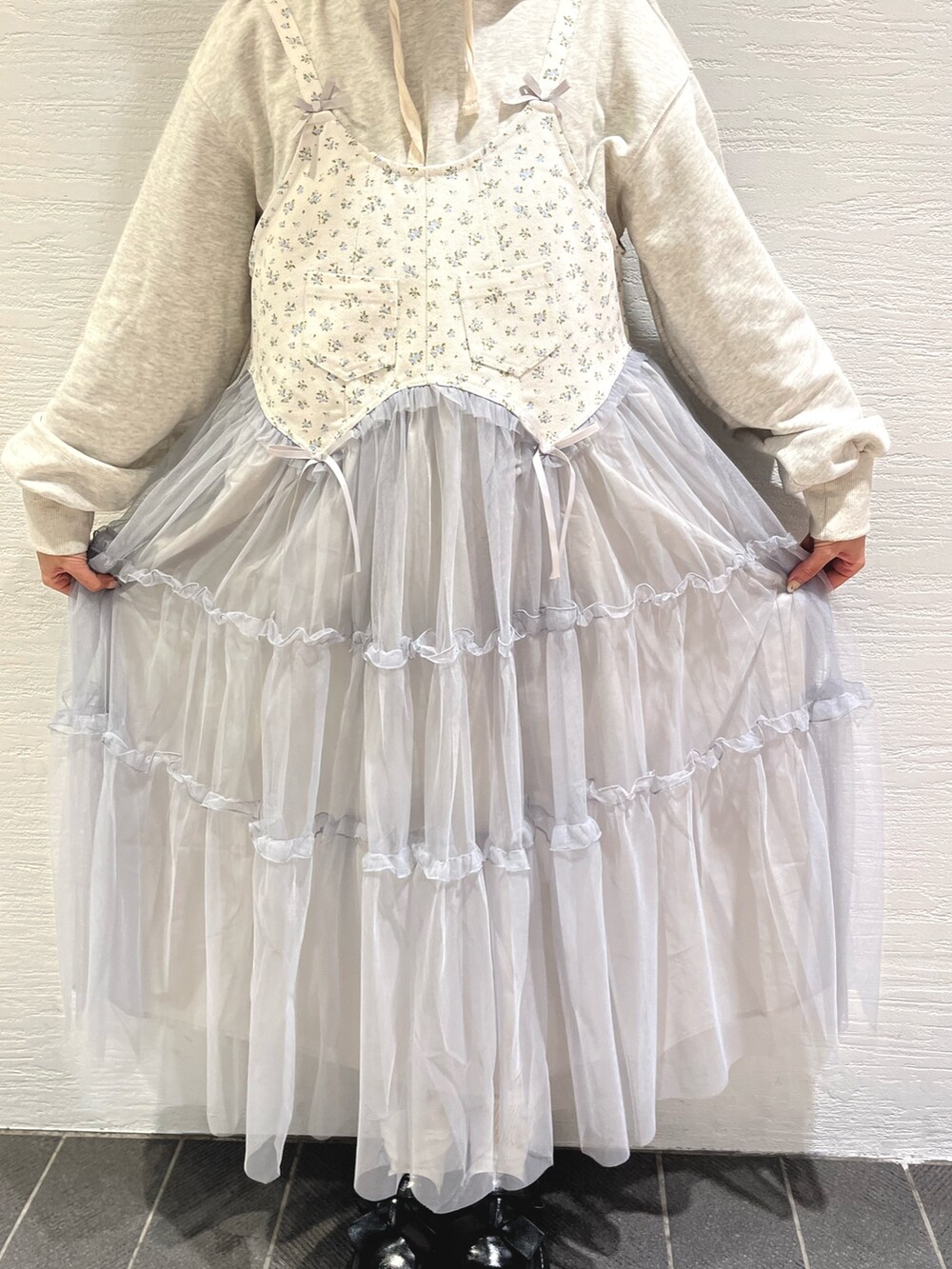 グレー系のパーカー、ブルー系のワンピース、ブラック系のローファーを着用したレディースの秋コーディネートの9枚目の写真