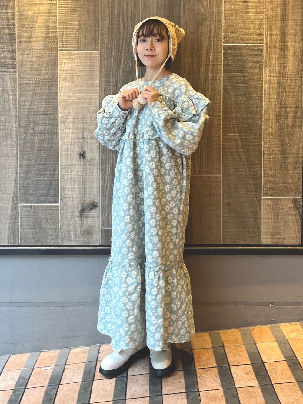 グリーン系のワンピース、ホワイト系のカーディガン/ボレロ、ホワイト系のブーツを着用したレディースの秋コーディネートの5枚目の写真