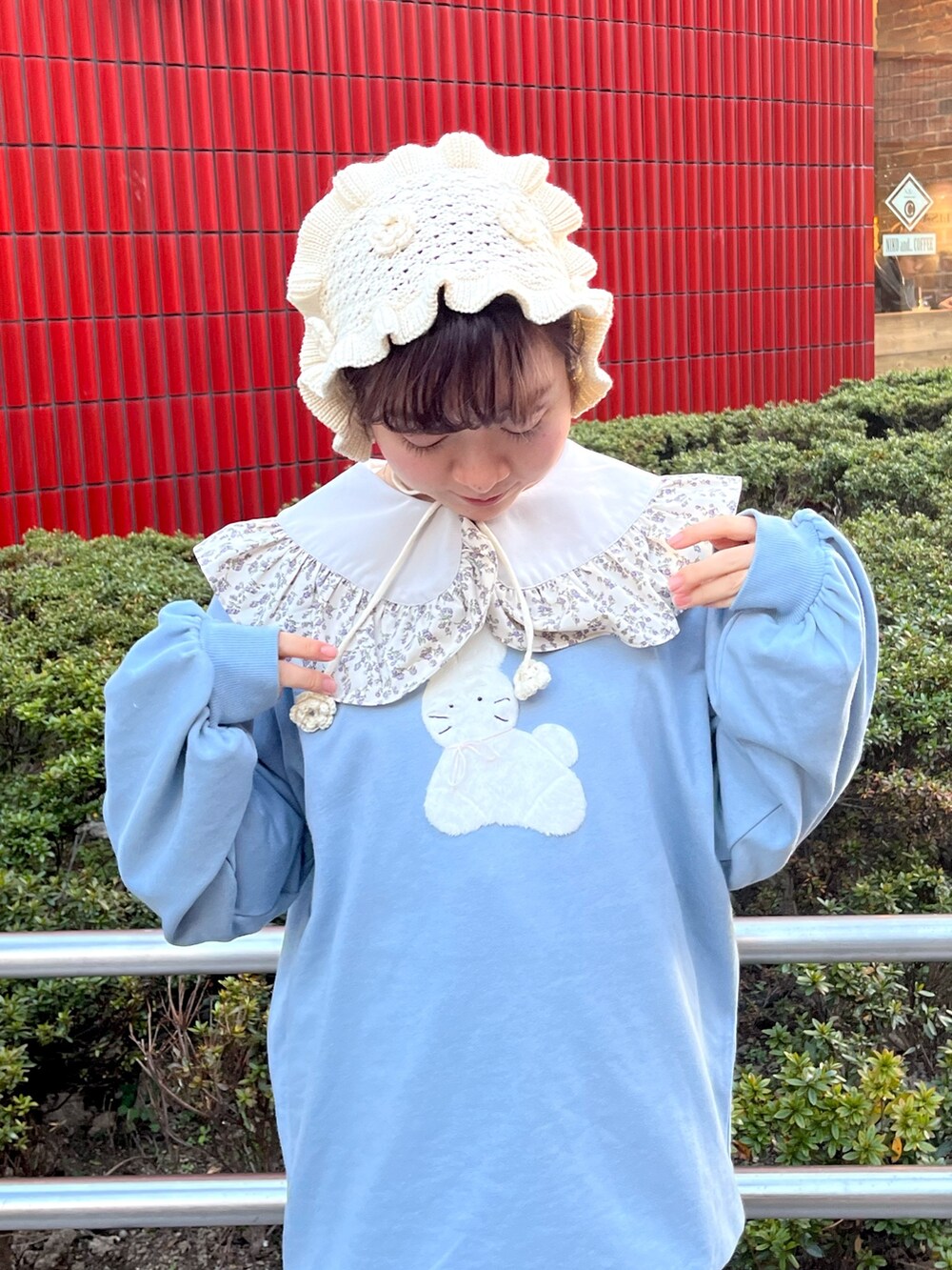 ブルー系のスウェット、ブルー系のワンピース、ホワイト系のスニーカーを着用したレディースの冬コーディネートの5枚目の写真