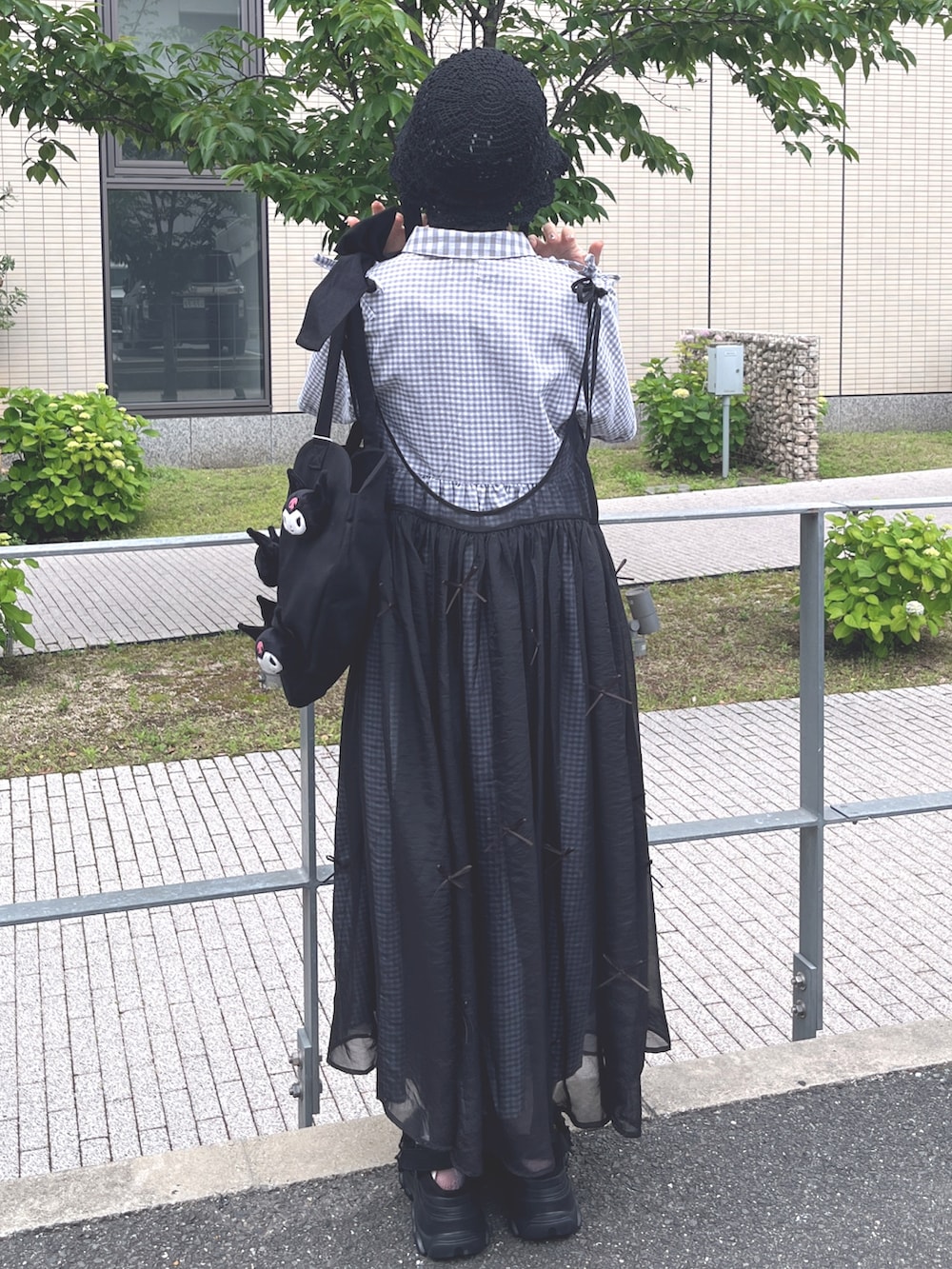 ブラック系のサンダル、ブラック系のトートバッグ、ブラック系のワンピースを着用したレディースの春コーディネートの4枚目の写真