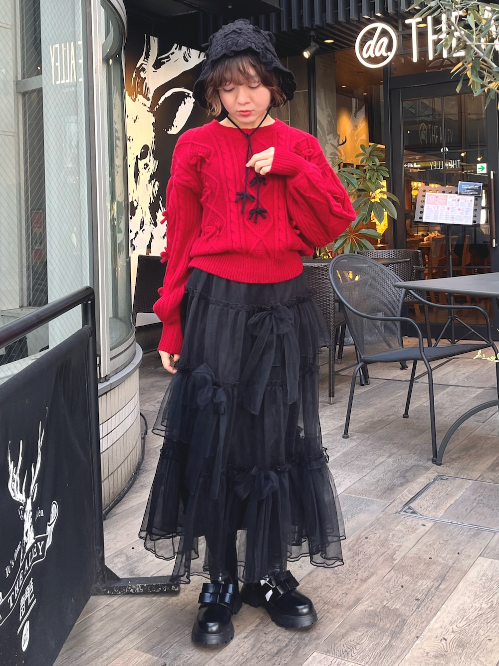 ブラック系のスカート、その他のブルゾン、レッド系のニット/セーターを着用したレディースの冬コーディネートの5枚目の写真