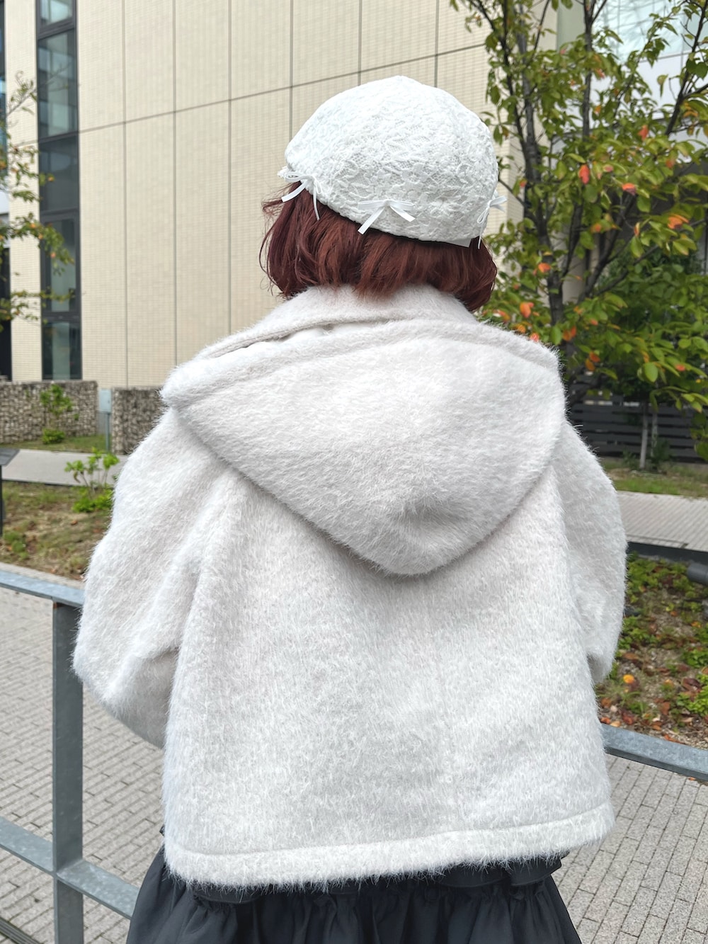 グレー系のワンピース、ホワイト系のダッフルコート、ホワイト系のシャツ/ブラウスを着用したレディースの秋コーディネートの8枚目の写真