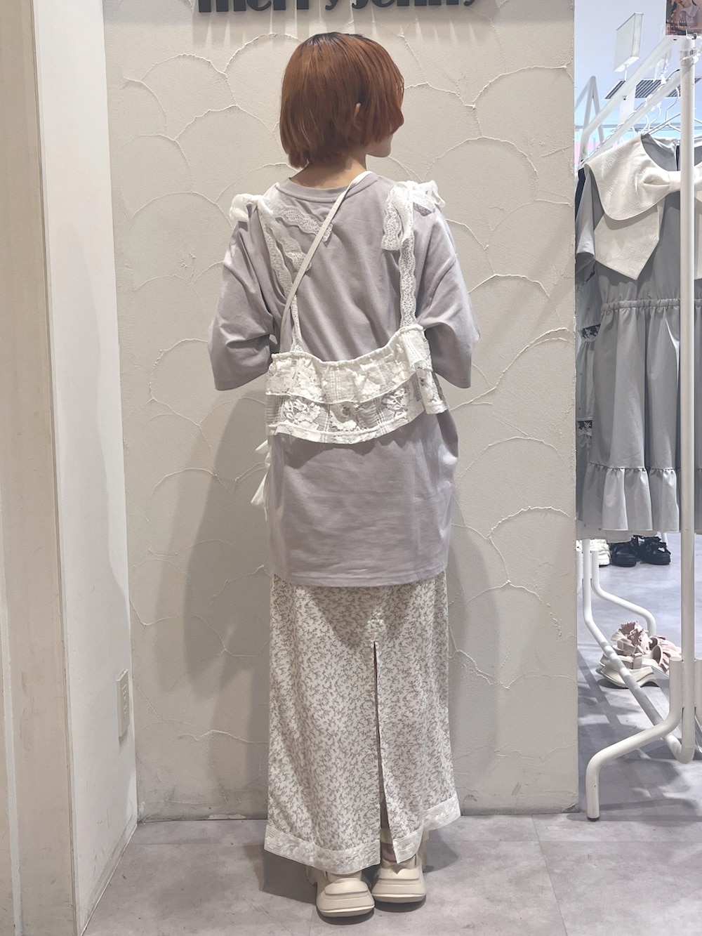 ホワイト系のショルダーバッグ、ホワイト系のキャミソール、パープル系のTシャツ/カットソーを着用したレディースの夏コーディネートの4枚目の写真