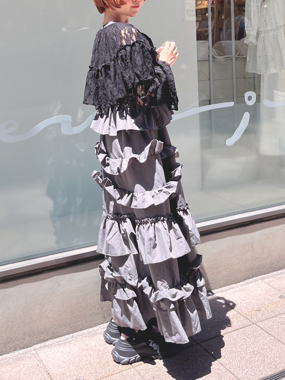 グレー系のワンピース、ブラック系のカーディガン/ボレロ、ブラック系のサンダルを着用したレディースの夏コーディネートの4枚目の写真