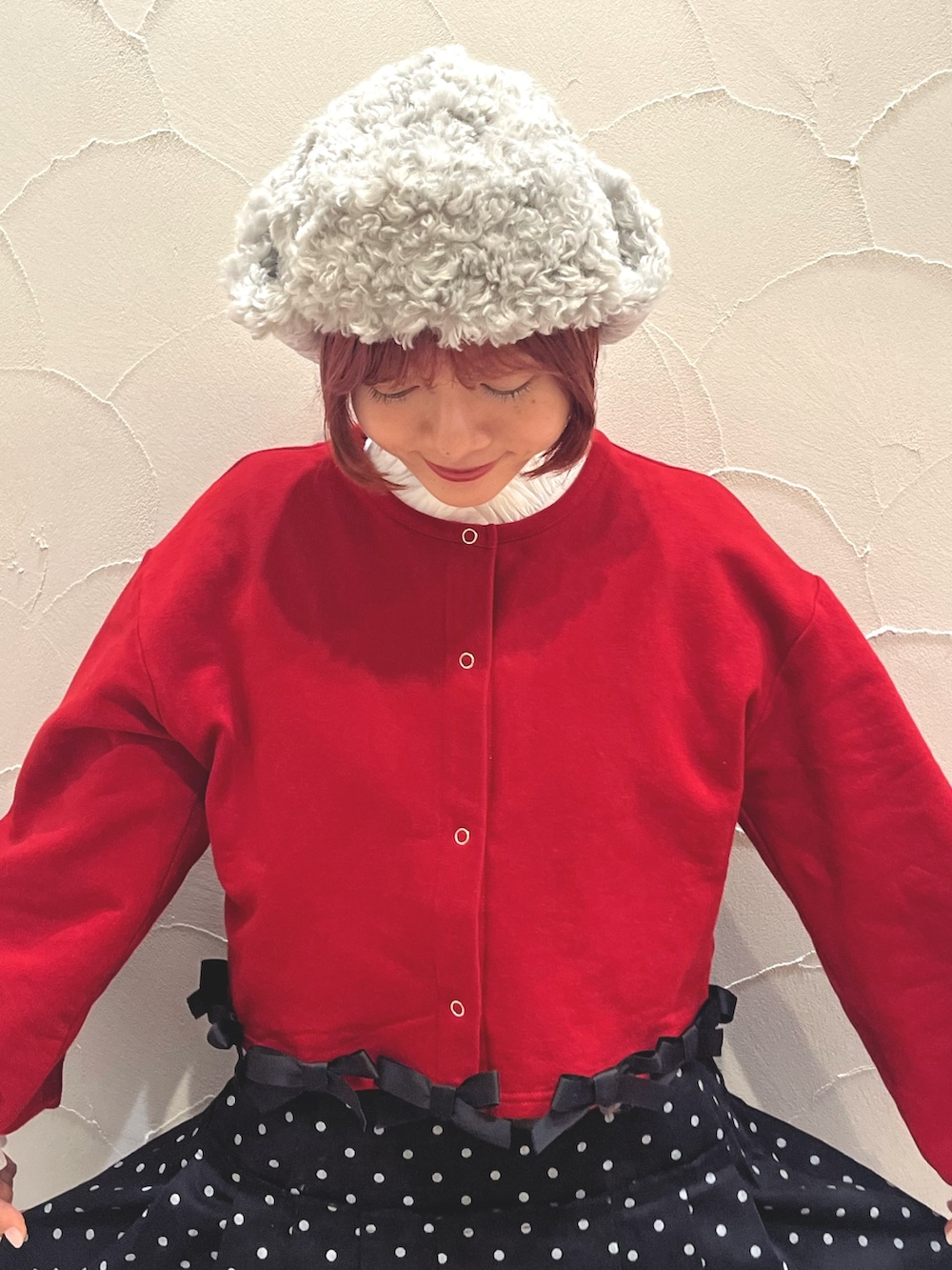 ブラック系のスカート、ブラック系のスラックス、レッド系のローファーを着用したレディースの秋コーディネートの5枚目の写真