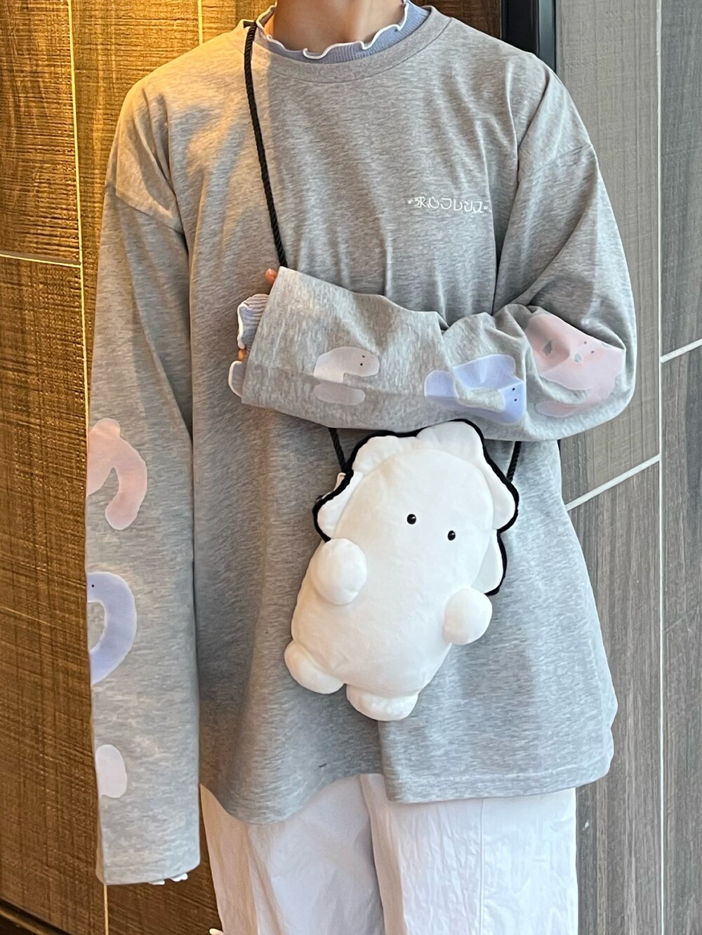 ホワイト系のショルダーバッグ、グレー系のTシャツ/カットソー、ブルー系のTシャツ/カットソーを着用したレディースの冬コーディネートの4枚目の写真