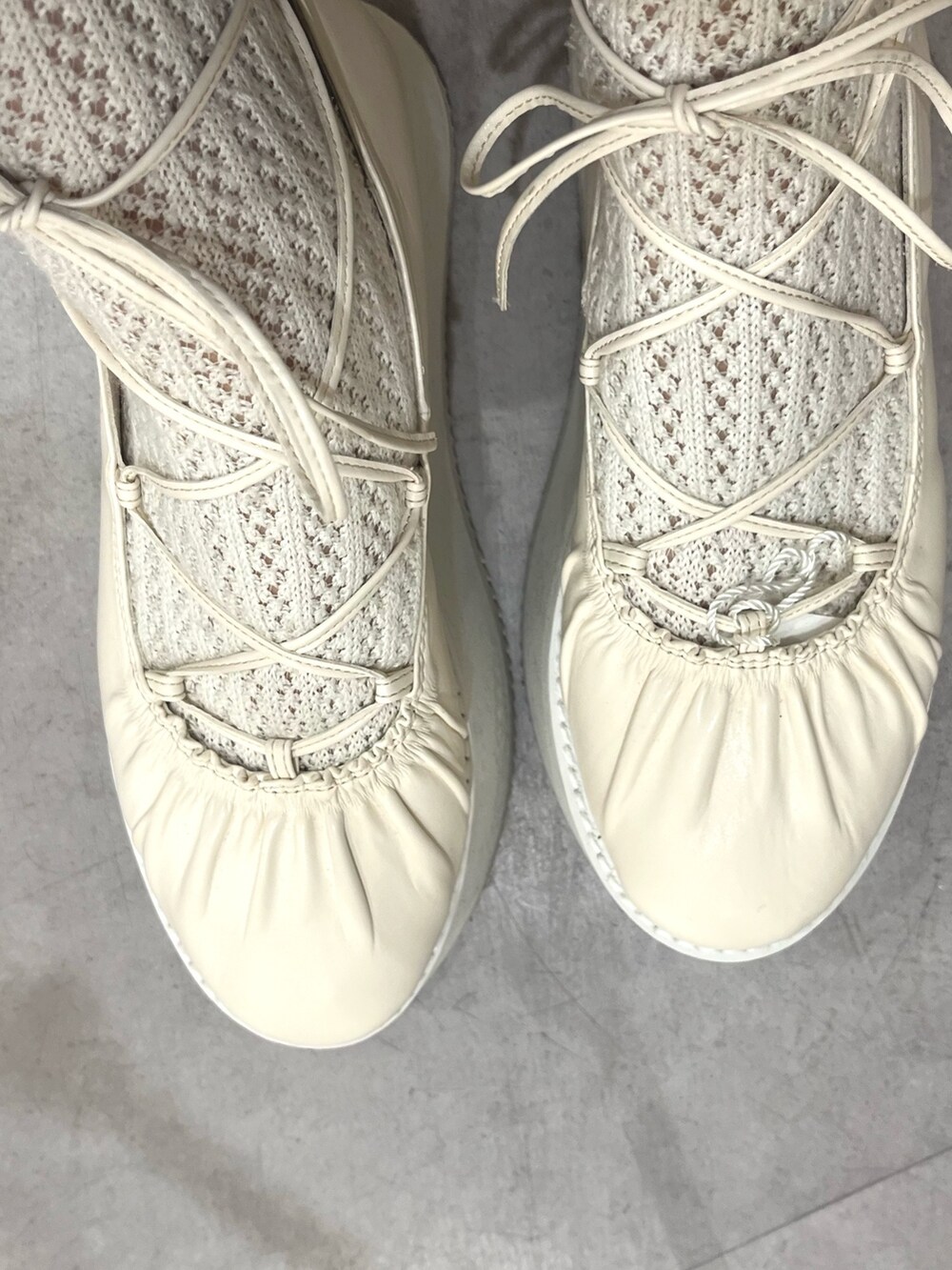 ピンク系のワンピース、ホワイト系のバレエシューズ、ホワイト系のバレッタ/ヘアクリップを着用したレディースの春コーディネートの10枚目の写真