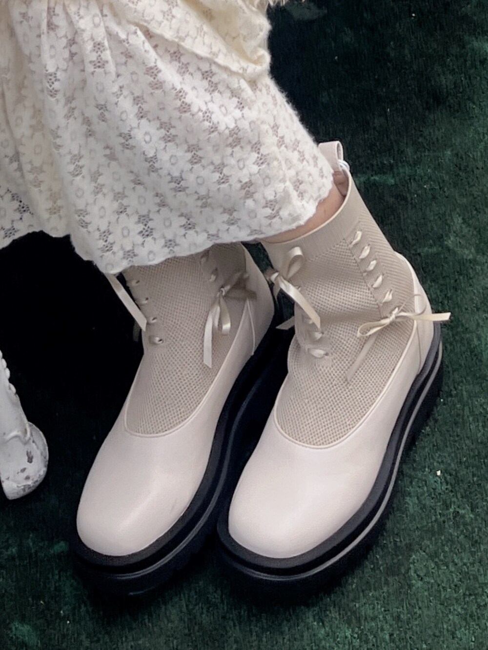 ベージュ系のダウンベスト、ホワイト系のシャツ/ブラウス、ホワイト系のスカートを着用したレディースの秋コーディネートの7枚目の写真