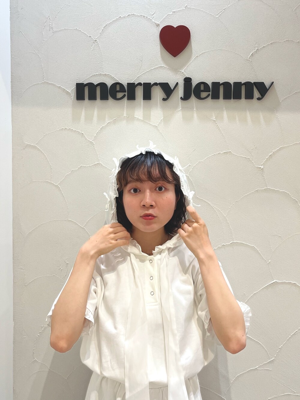 ホワイト系のワンピース、ブラック系のスウェットパンツ、ホワイト系のスニーカーを着用したレディースの夏コーディネートの7枚目の写真