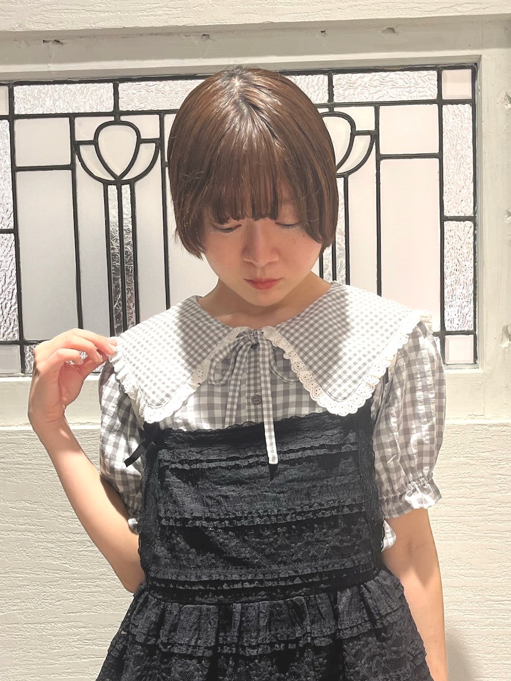 グレー系のシャツ/ブラウス、ブラック系のキャミソール、ブラック系のスカートを着用したレディースの春コーディネートの4枚目の写真