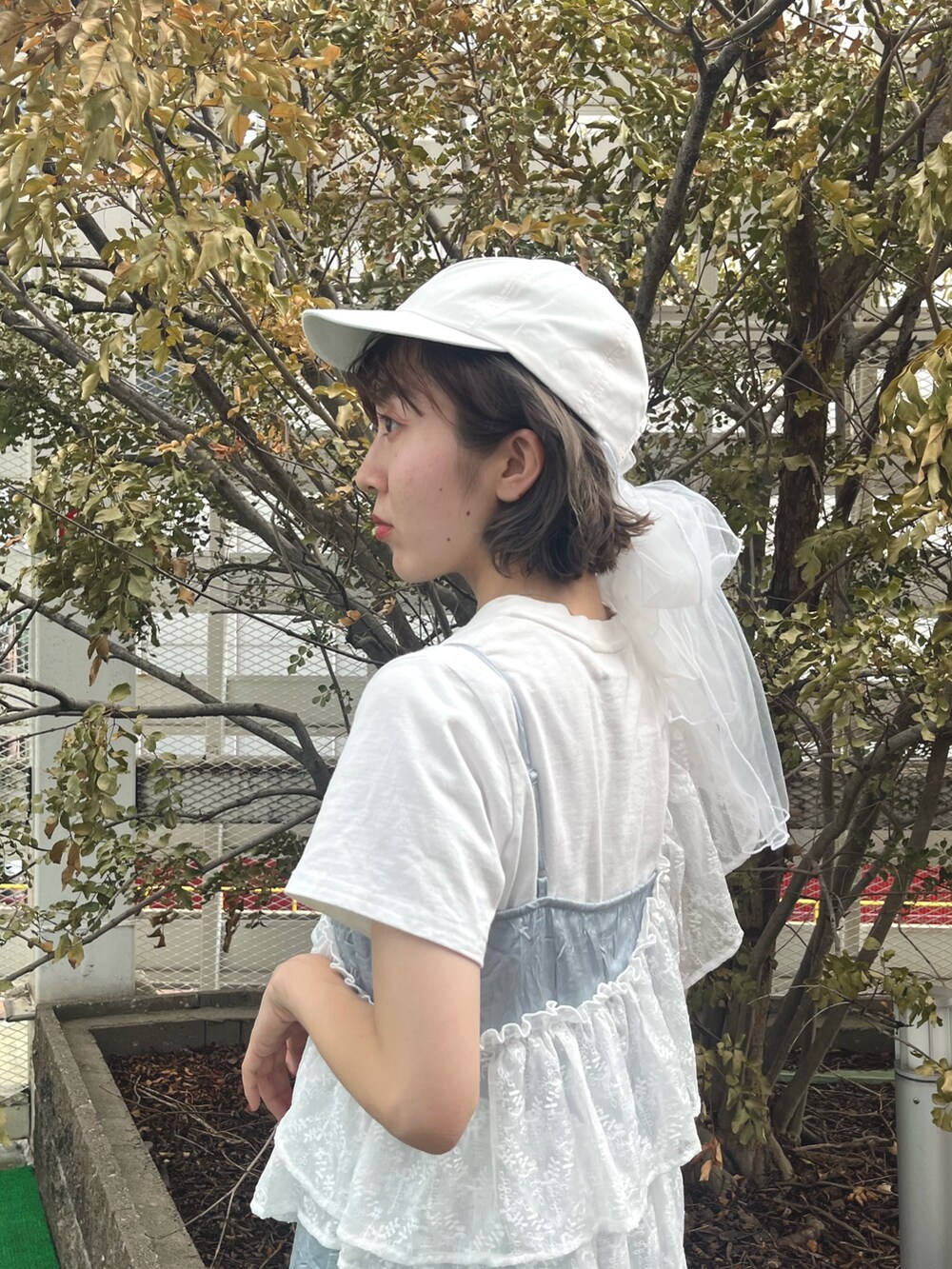 ホワイト系のTシャツ/カットソー、ブルー系のワンピース、ホワイト系のスニーカーを着用したレディースの夏コーディネートの6枚目の写真