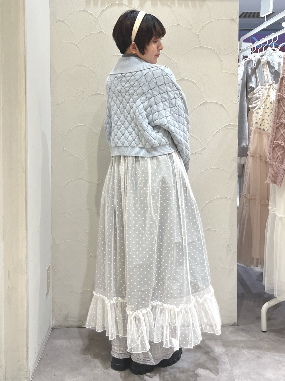 グレー系のワンピース、グレー系のニット/セーター、ブルー系のカーディガン/ボレロを着用したレディースの冬コーディネートの3枚目の写真