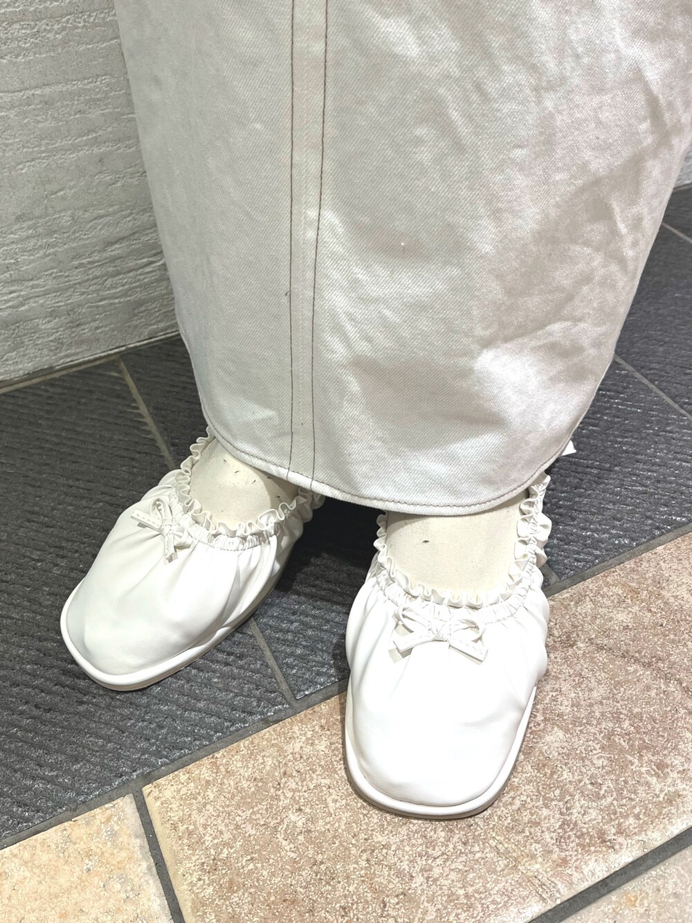 ホワイト系のワンピース、ブルー系のTシャツ/カットソー、ホワイト系のシャツ/ブラウスを着用したレディースの春コーディネートの10枚目の写真