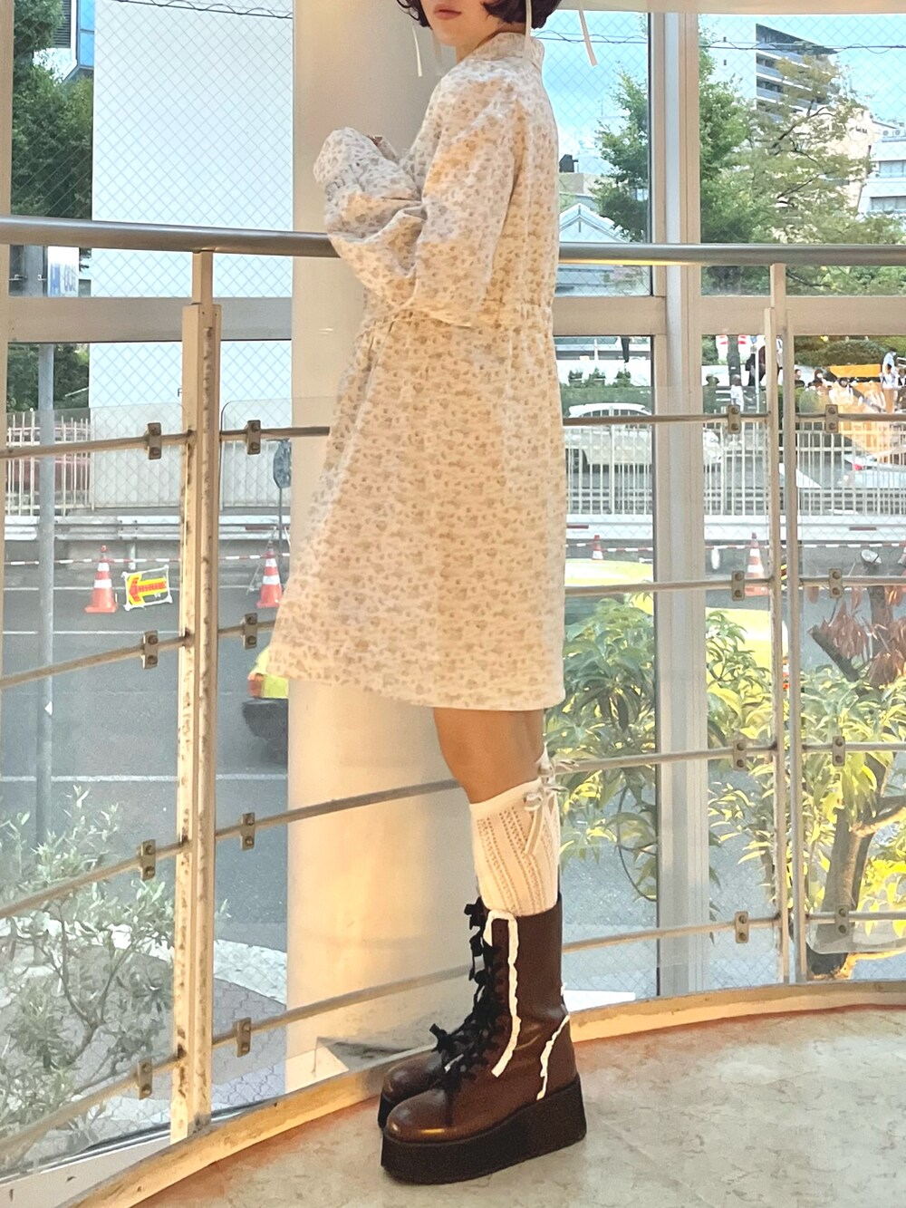 ホワイト系のワンピース、ブラウン系のブーツを着用したレディースの秋コーディネートの3枚目の写真