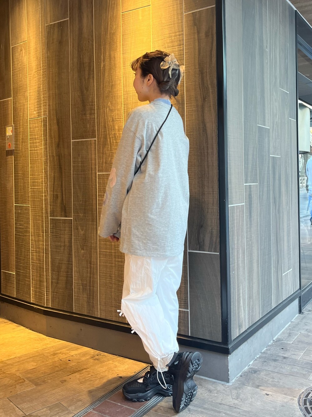 ホワイト系のショルダーバッグ、グレー系のTシャツ/カットソー、ブルー系のTシャツ/カットソーを着用したレディースの冬コーディネートの3枚目の写真