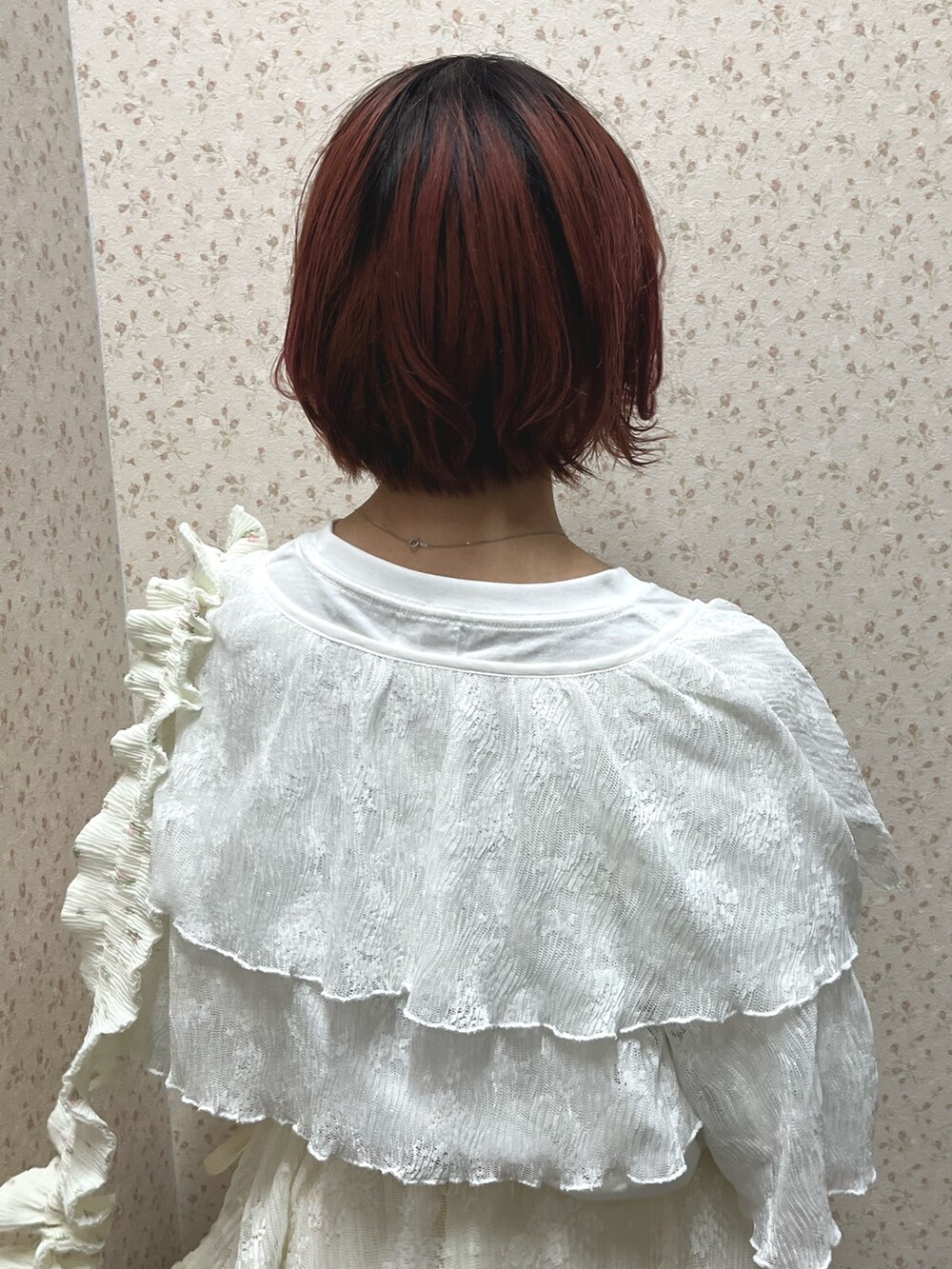 ホワイト系のTシャツ/カットソー、ホワイト系のシャツ/ブラウス、ホワイト系のその他パンツを着用したレディースの夏コーディネートの7枚目の写真