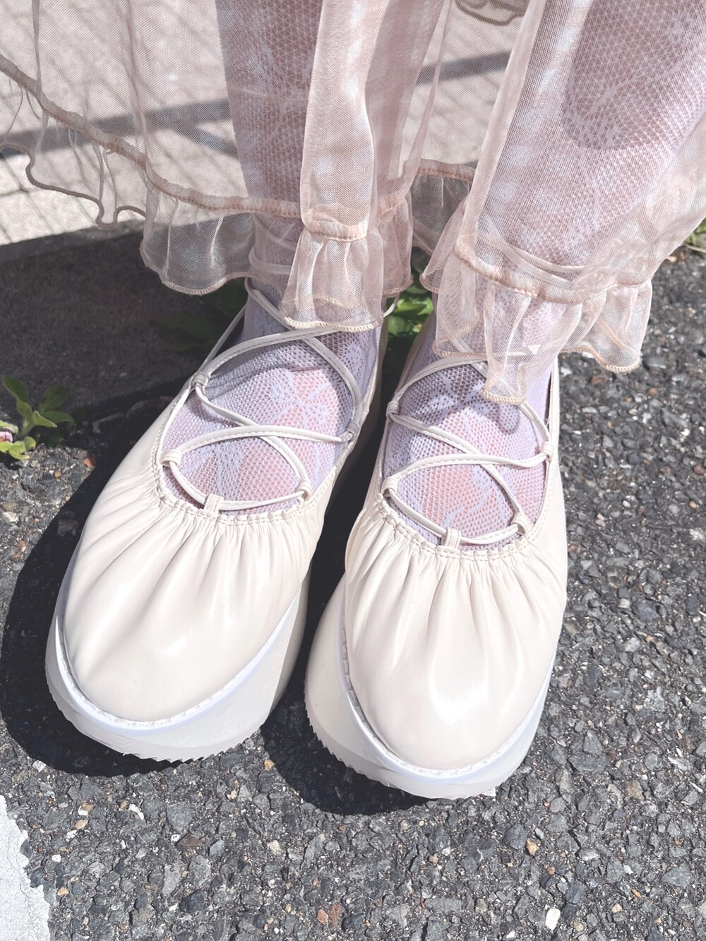 ベージュ系のワンピース、ホワイト系のカーディガン/ボレロ、ホワイト系のTシャツ/カットソーを着用したレディースの春コーディネートの9枚目の写真