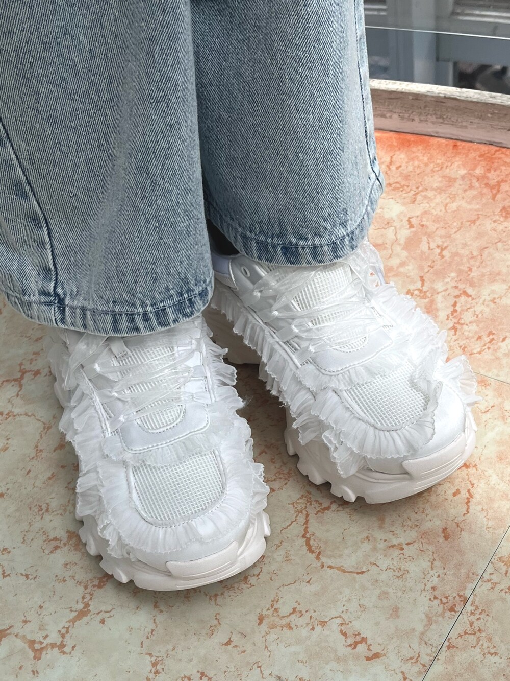 ホワイト系のキャミソール、グリーン系のシャツ/ブラウス、ブルー系のショルダーバッグを着用したレディースの春コーディネートの7枚目の写真