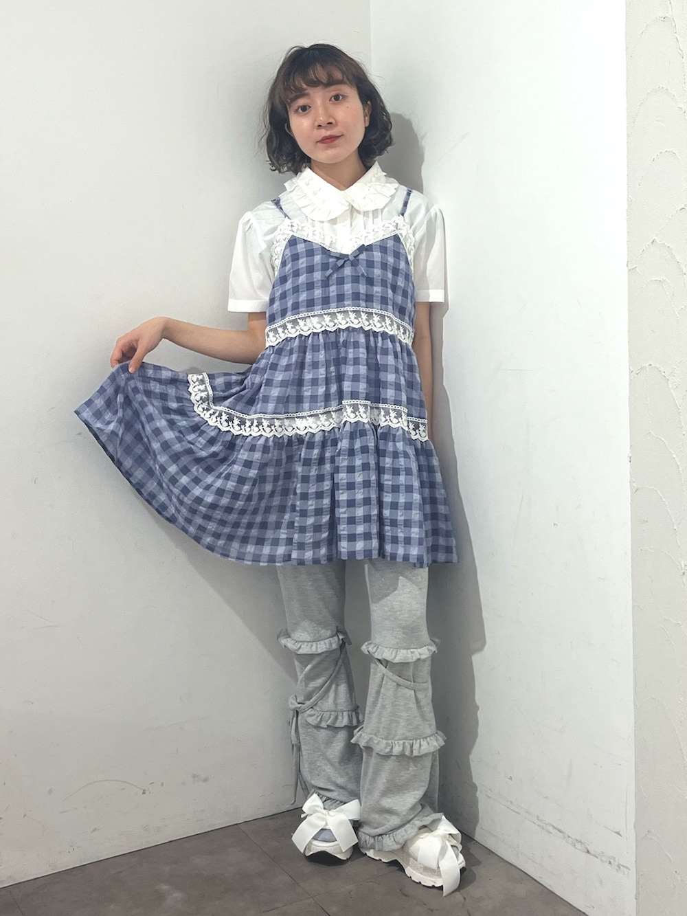 ブルー系のキャミソール、グレー系のスウェットパンツ、ホワイト系のシャツ/ブラウスを着用したレディースの春コーディネートの2枚目の写真