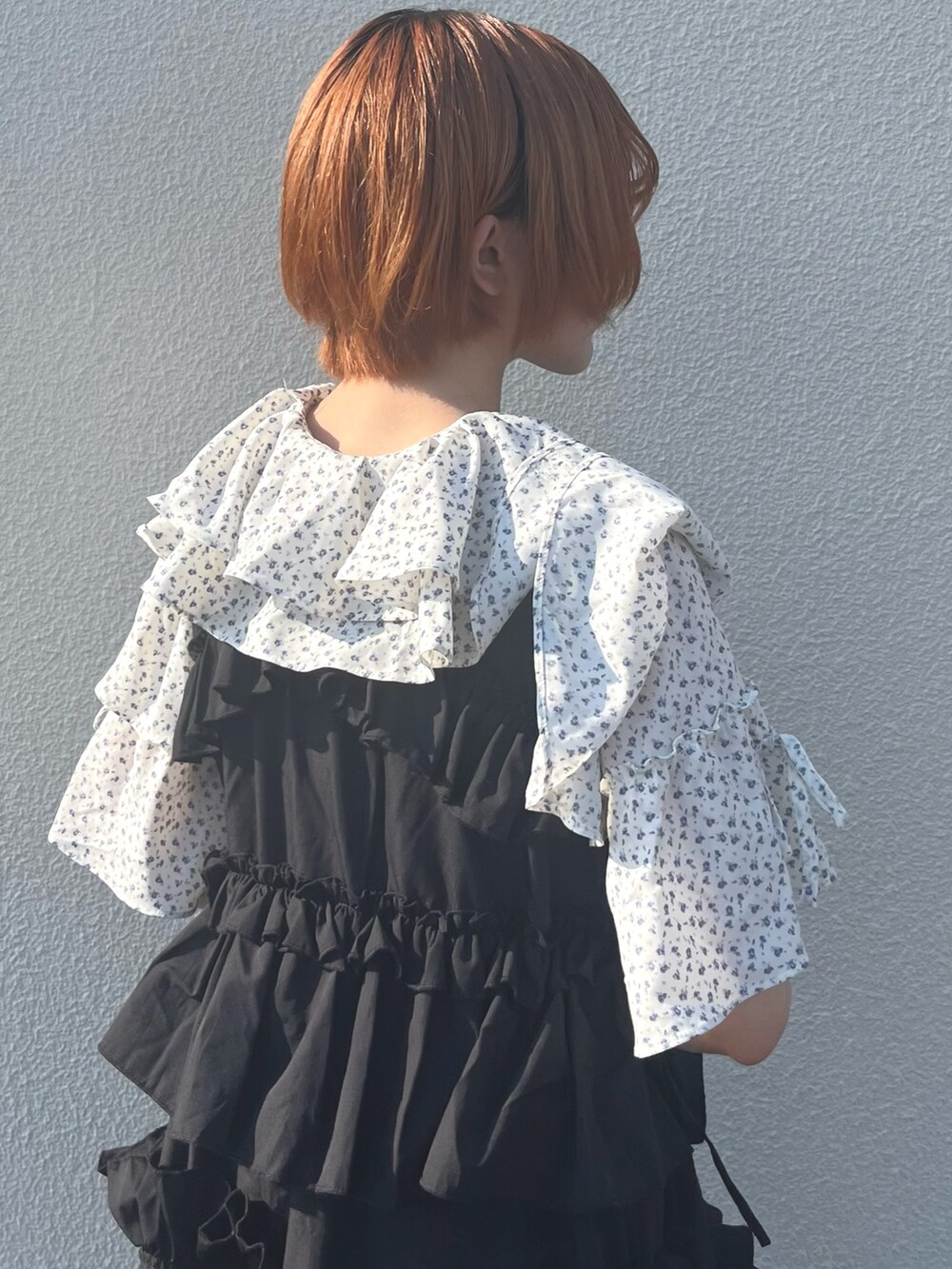 ブラック系のワンピース、その他のシャツ/ブラウス、ベージュ系のサンダルを着用したレディースの夏コーディネートの7枚目の写真