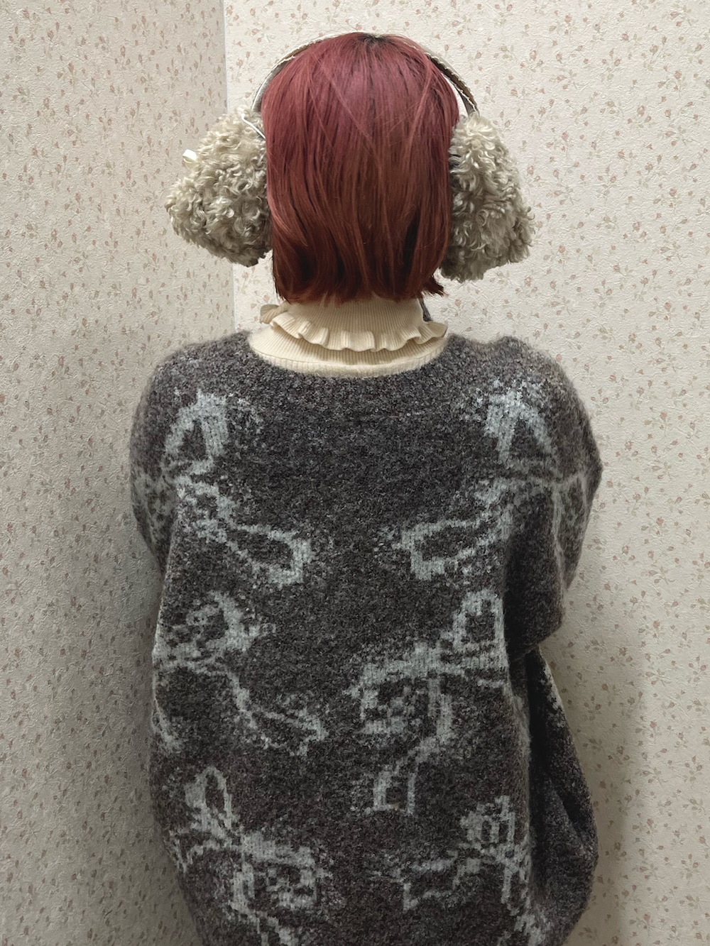 ホワイト系のニット/セーター、ブルー系のワンピース、ブラウン系のカーディガン/ボレロを着用したレディースの秋コーディネートの8枚目の写真