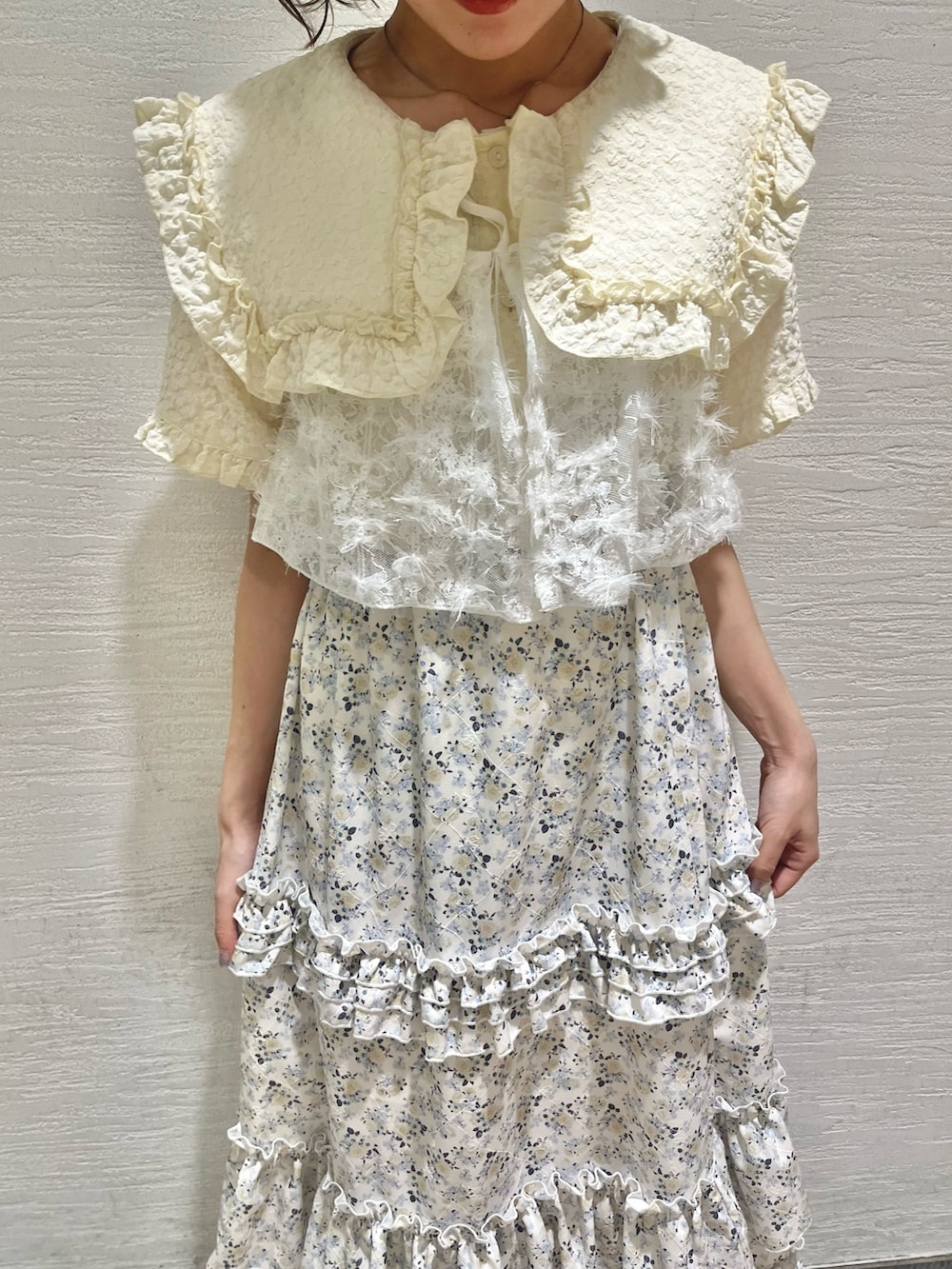 イエロー系のシャツ/ブラウス、ホワイト系のキャミソール、イエロー系のスカートを着用したレディースの夏コーディネートの7枚目の写真