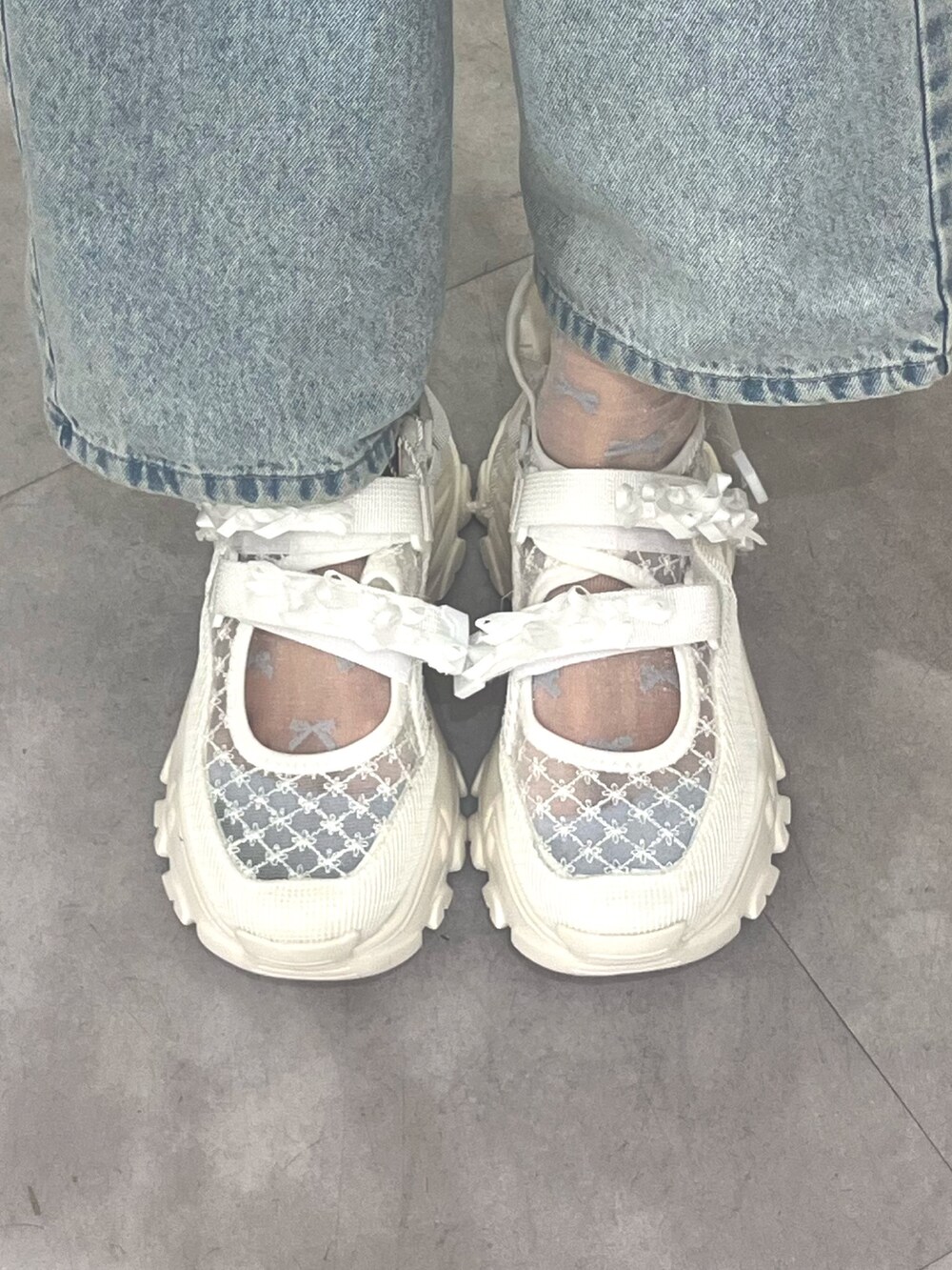 ベージュ系のキャミソール、ホワイト系のTシャツ/カットソー、ホワイト系のショルダーバッグを着用したレディースの春コーディネートの9枚目の写真