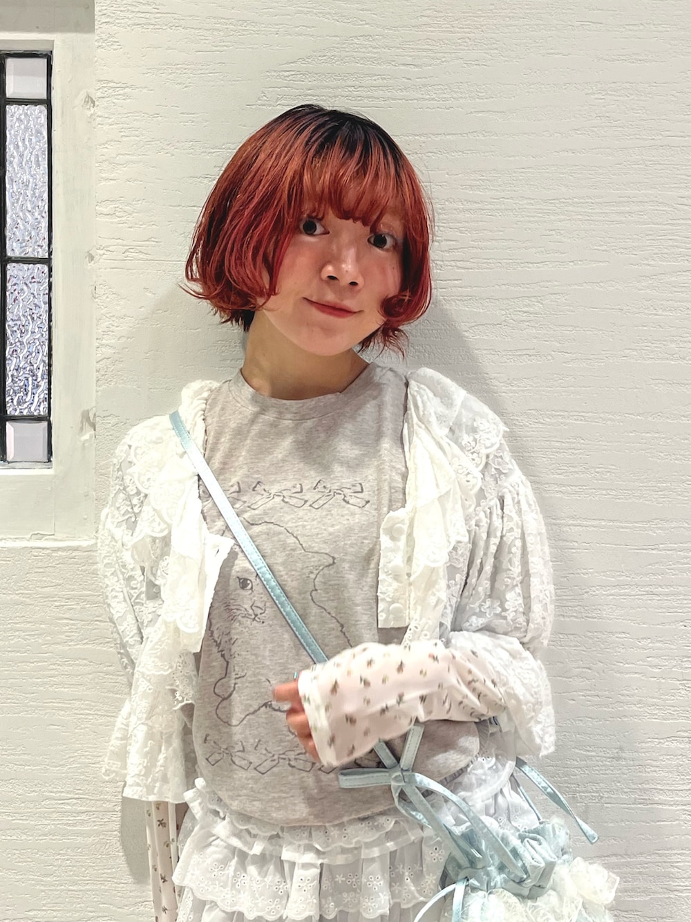 ブルー系のショルダーバッグ、グレー系のTシャツ/カットソー、ホワイト系のカーディガン/ボレロを着用したレディースの秋コーディネートの7枚目の写真