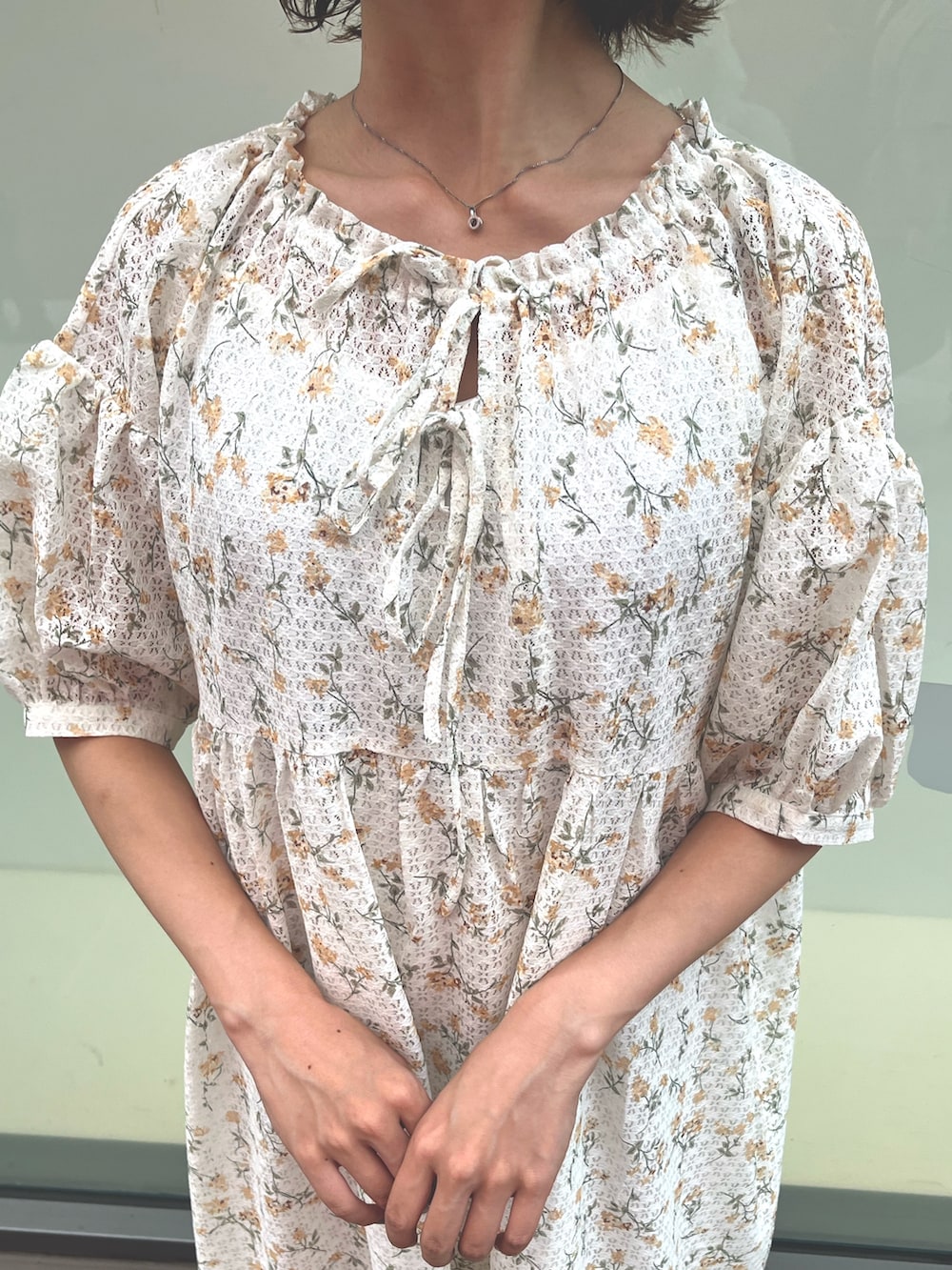 イエロー系のワンピース、ゴールド系のバレエシューズを着用したレディースの夏コーディネートの8枚目の写真