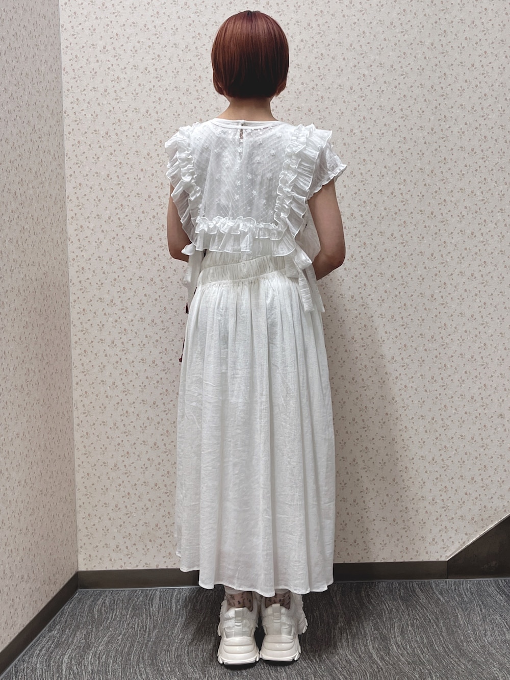 ホワイト系のワンピース、レッド系のトートバッグ、ホワイト系のスニーカーを着用したレディースの春コーディネートの4枚目の写真