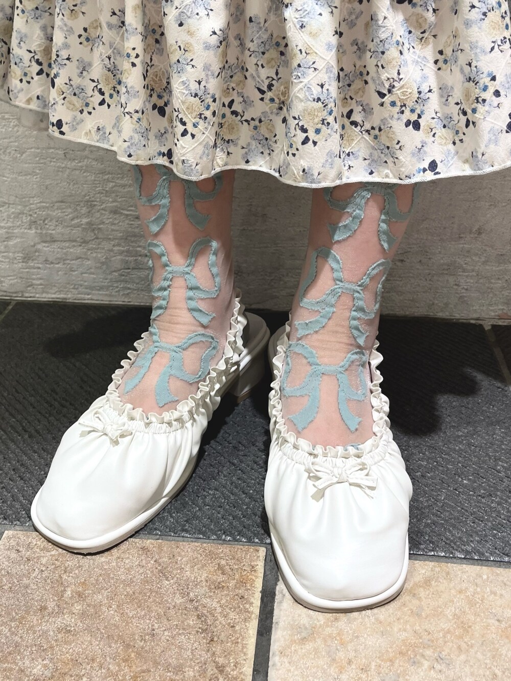 イエロー系のシャツ/ブラウス、ホワイト系のキャミソール、イエロー系のスカートを着用したレディースの夏コーディネートの10枚目の写真