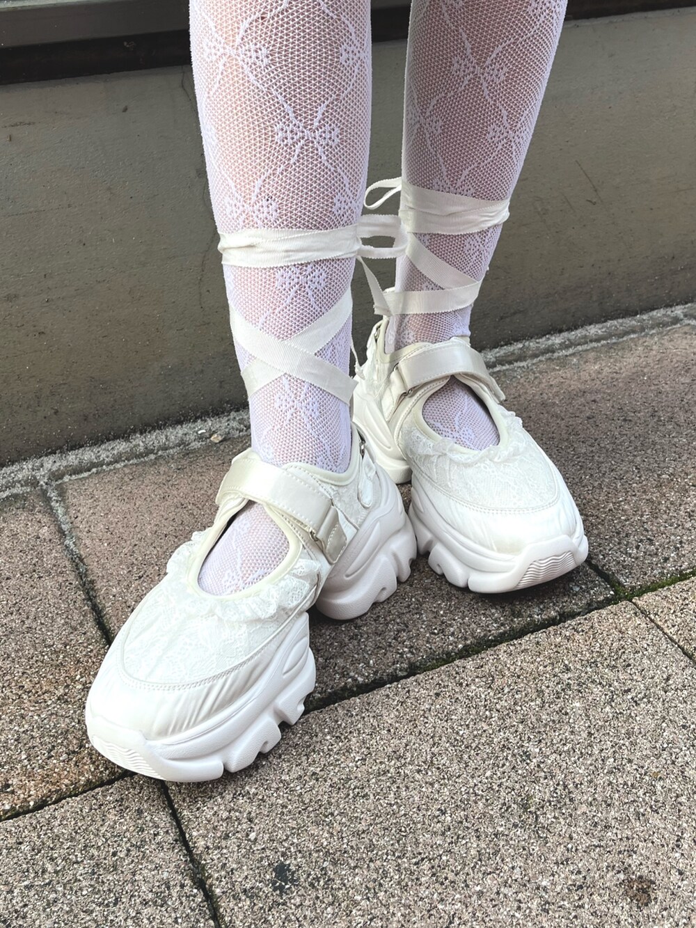 ピンク系のダウンジャケット/コート、ホワイト系のシャツ/ブラウス、ブラック系のカーディガン/ボレロを着用したレディースの秋コーディネートの9枚目の写真