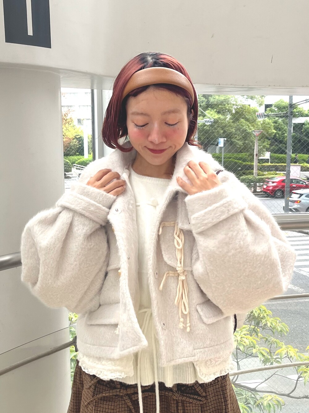 ホワイト系のニット/セーター、ホワイト系のダッフルコート、その他のスカートを着用したレディースの秋コーディネートの6枚目の写真