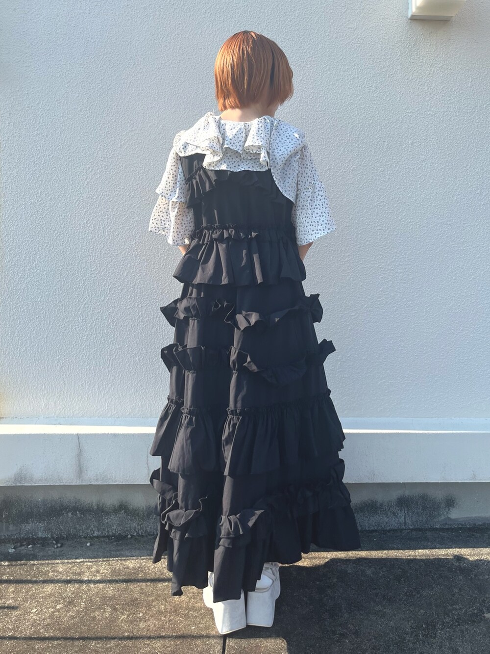 ブラック系のワンピース、その他のシャツ/ブラウス、ベージュ系のサンダルを着用したレディースの夏コーディネートの4枚目の写真