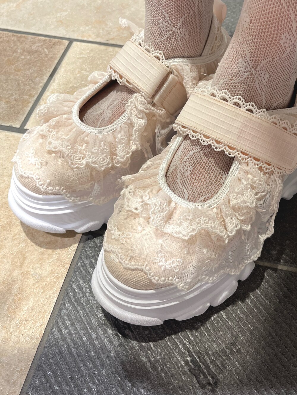 ブルー系のスカート、ブルー系のデニムジャケット、レッド系のトートバッグを着用したレディースの秋コーディネートの8枚目の写真