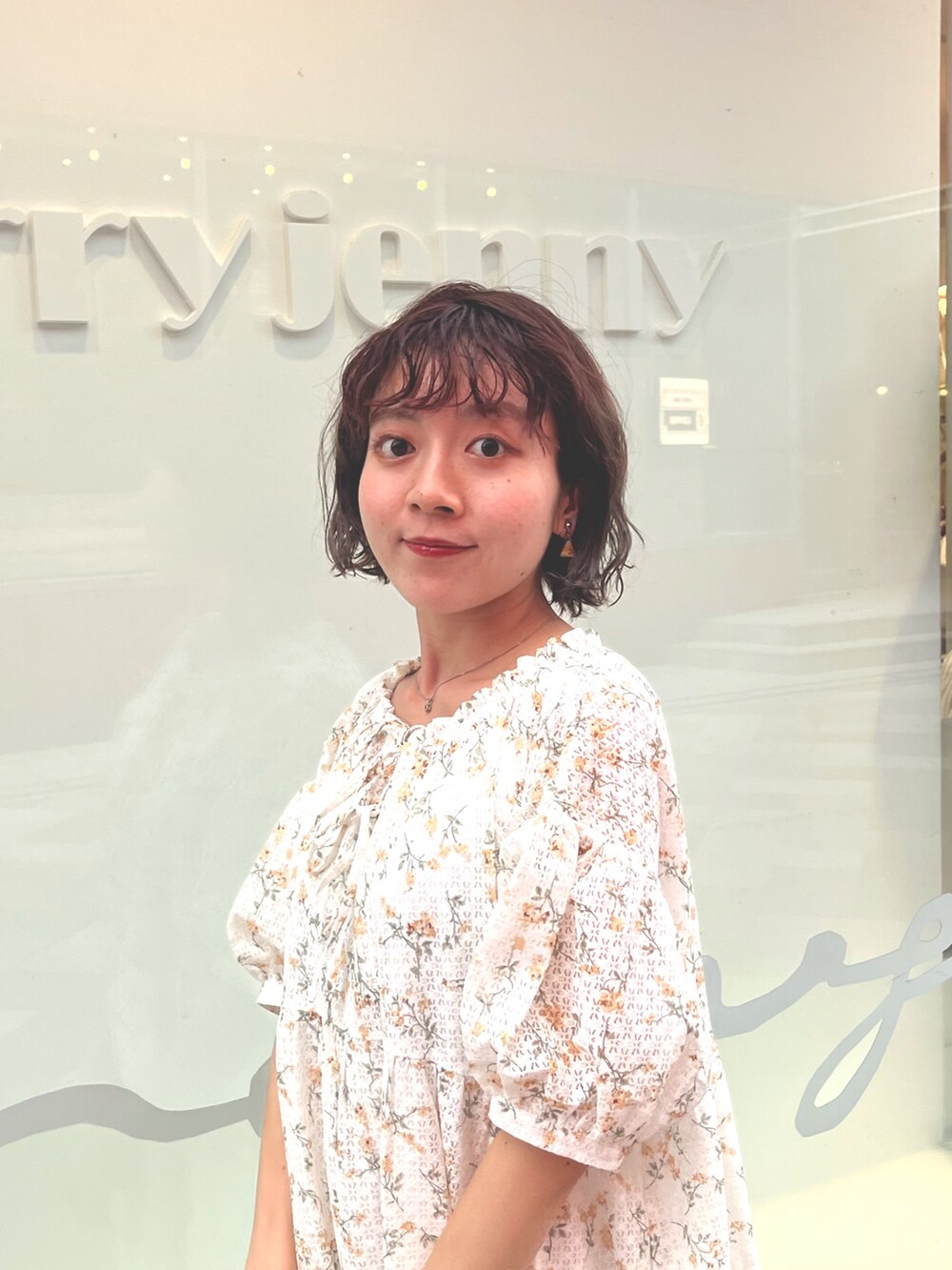 イエロー系のワンピース、ゴールド系のバレエシューズを着用したレディースの夏コーディネートの5枚目の写真