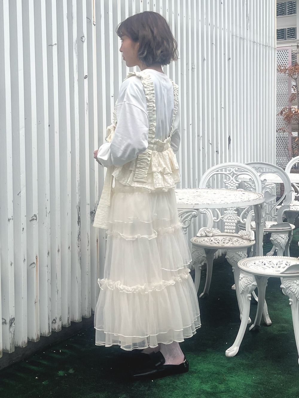 ホワイト系のスカート、ホワイト系のTシャツ/カットソー、ホワイト系のキャミソールを着用したレディースの夏コーディネートの3枚目の写真