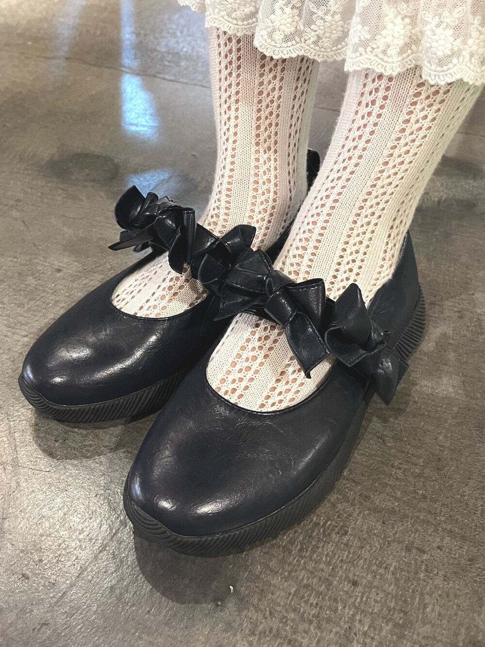 ブラウン系のブルゾン、ブルー系のニット/セーター、グレー系のスカートを着用したレディースの秋コーディネートの10枚目の写真