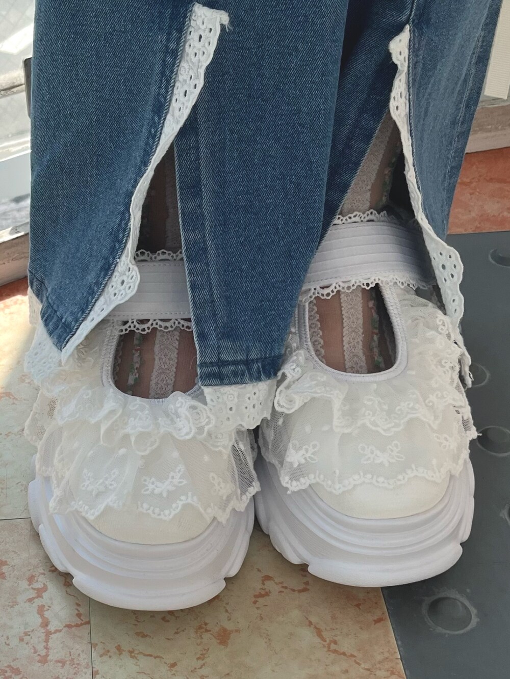 グリーン系のショルダーバッグ、ホワイト系のTシャツ/カットソー、ホワイト系のシャツ/ブラウスを着用したレディースの秋コーディネートの9枚目の写真