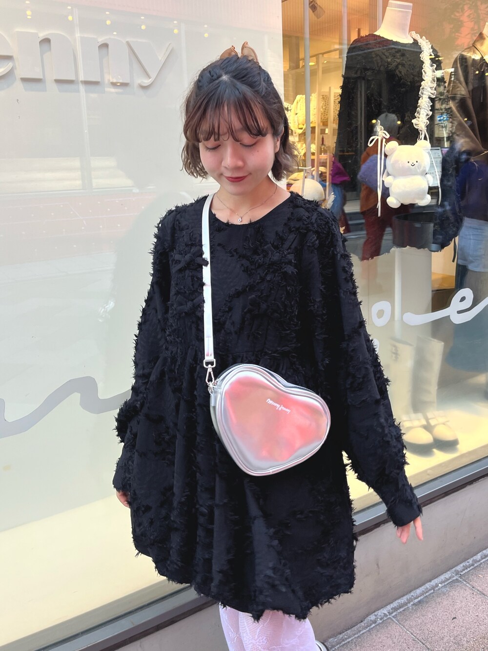 シルバー系のバレエシューズ、ブラック系のワンピース、シルバー系のショルダーバッグを着用したレディースの秋コーディネートの8枚目の写真