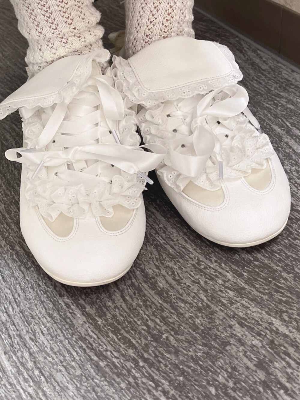 グリーン系のワンピース、ホワイト系のシャツ/ブラウス、ホワイト系のスニーカーを着用したレディースの夏コーディネートの8枚目の写真